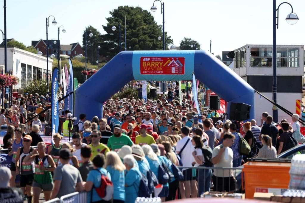 Thousands enjoy run in the sun at ABP Barry Island 10K