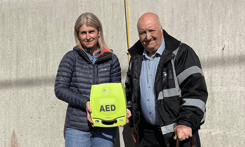 Off-duty ambulance worker saves neighbour