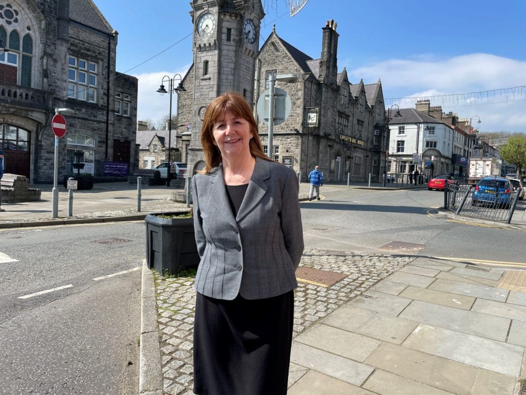 Minister visits hub created to help those affected by 2 Sisters announcement