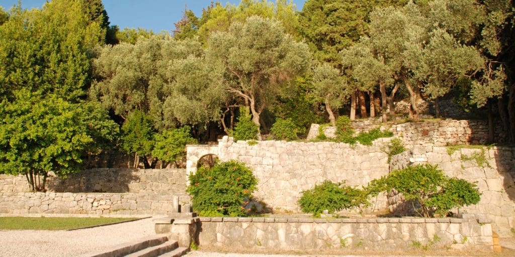 Creating A Rustic Italian-Style Garden: Ideas For Chic Homeowners