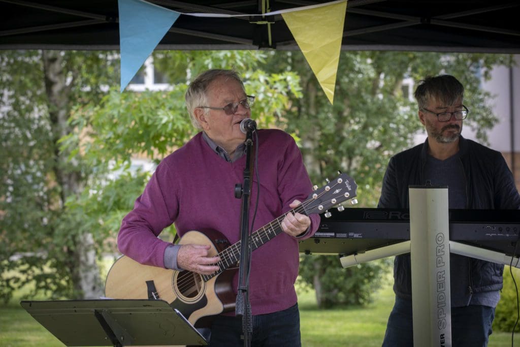 Care home residents sing happy birthday to iconic folk singer Dafydd Iwan as he turns 80