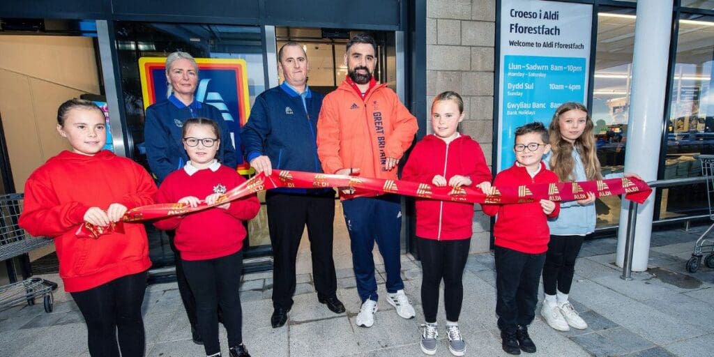 Aldi Fforestfach celebrates grand opening with help from paralympian