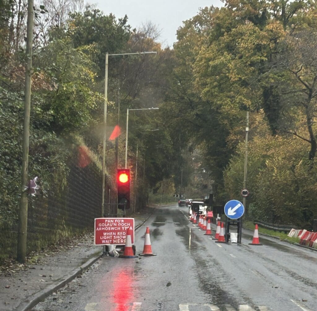 Work to resolve issue on a section of road between Glyn-coch and Ynysybwl