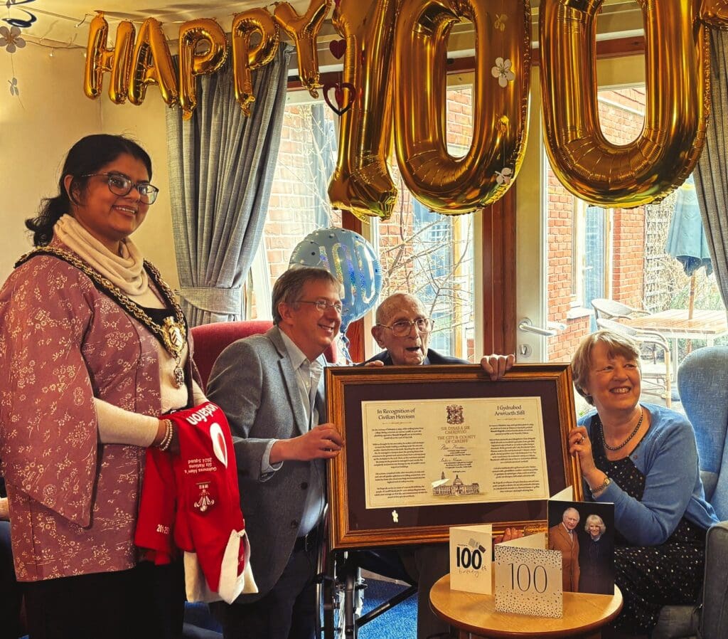 Bomb hero honoured on 100th birthday as World War II saviour of City Hall