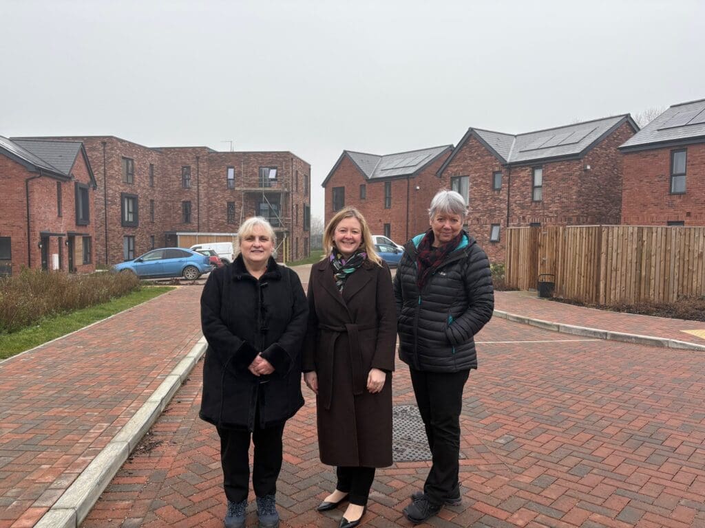 Cabinet Secretary visits Vale Council housing sites