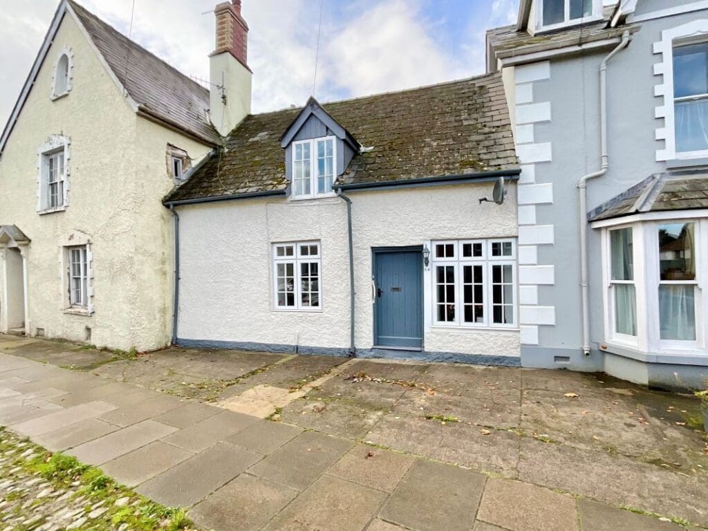 1600’s cottage in one of the UK’s most sought after locations goes up for auction