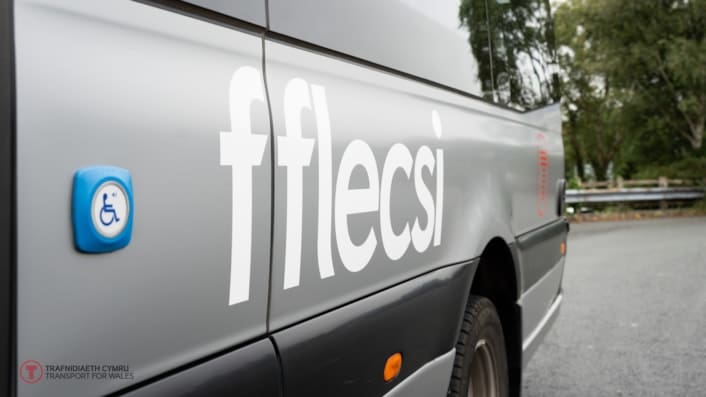 Satellite internet trial launched on TfW fflecsi buses in Machynlleth