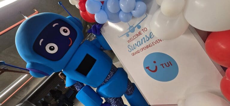 Mae TUI yn agor swyddfeydd newydd yn swyddogol yng nghanol dinas Abertawe