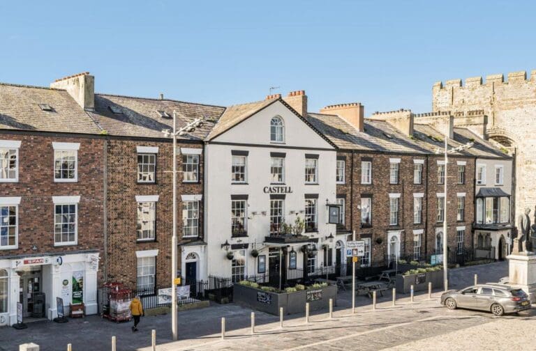 Caernarfon’s Y Castell pub with rooms hits the market for £70,000