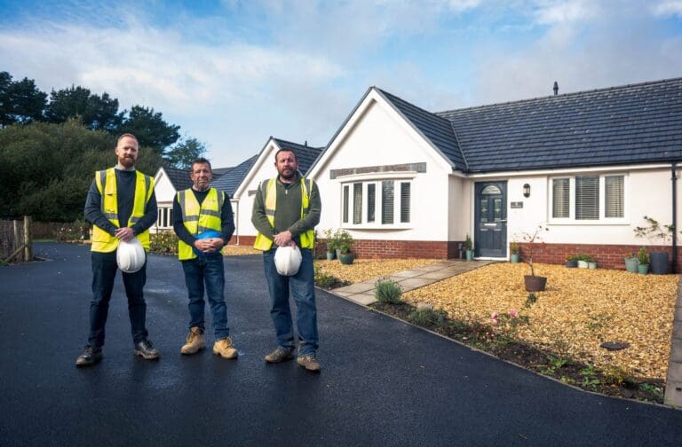 Mae’r cartrefi cyntaf wedi’u gwerthu yn ail gam prosiect tai yn Sir Gaerfyrddin