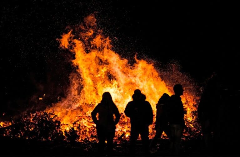 Mae’r Gwasanaeth Tân yn cynyddu ymdrechion diogelwch ar gyfer Noson Tân Gwyllt