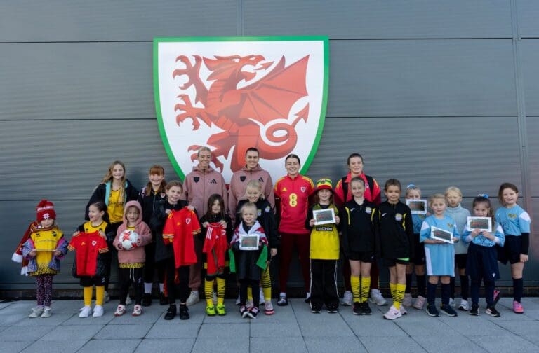 Mae cronfa newydd wedi’i lansio i helpu i dyfu timau pêl-droed merched ledled Cymru