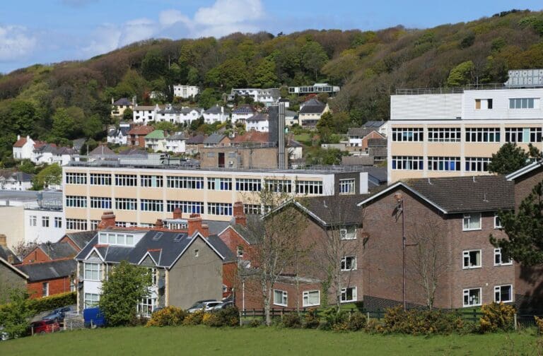 Ceredigion yn ehangu ar y cymorth ar gyfer rhyddhau cleifion o’r ysbyty a gofal cymunedol