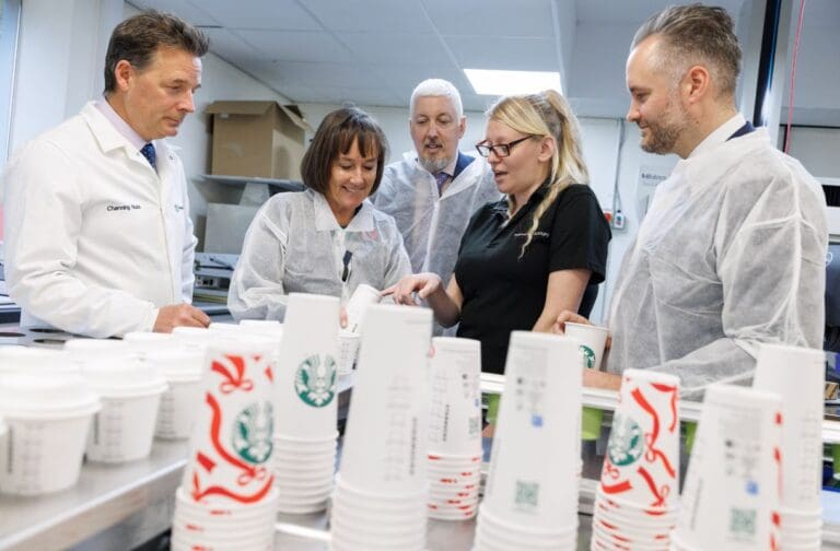 Cwmni o Gymru y tu ôl i gwpan eco-gyfeillgar newydd Starbucks yn croesawu ymweliad yr Ysgrifennydd Gwladol