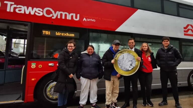 Record number of young people sign up for Wales’ £1 bus fare scheme
