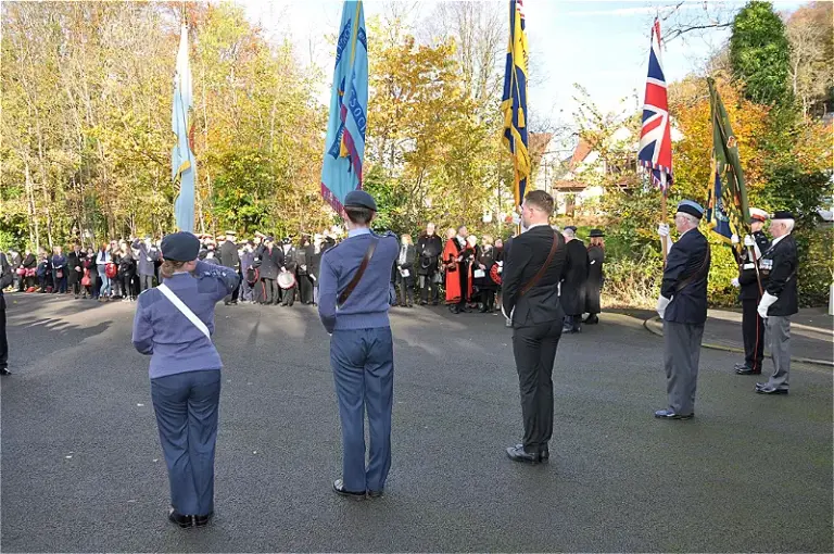 Gwasanaethau a Gorymdeithiau Sul y Cofio yng nghanol trefi Castell-nedd a Phort Talbot