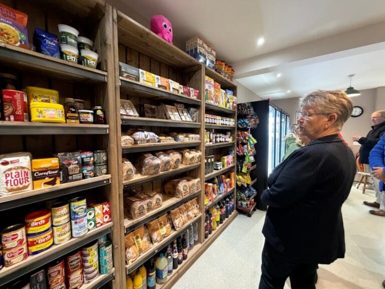 Grantiau ar agor i helpu cymunedau i wella mannau lleol