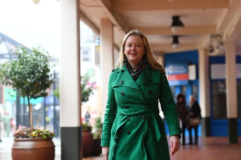 Mae buddsoddiad Llywodraeth Cymru yn rhoi bywyd newydd i ganol tref Merthyr Tudful