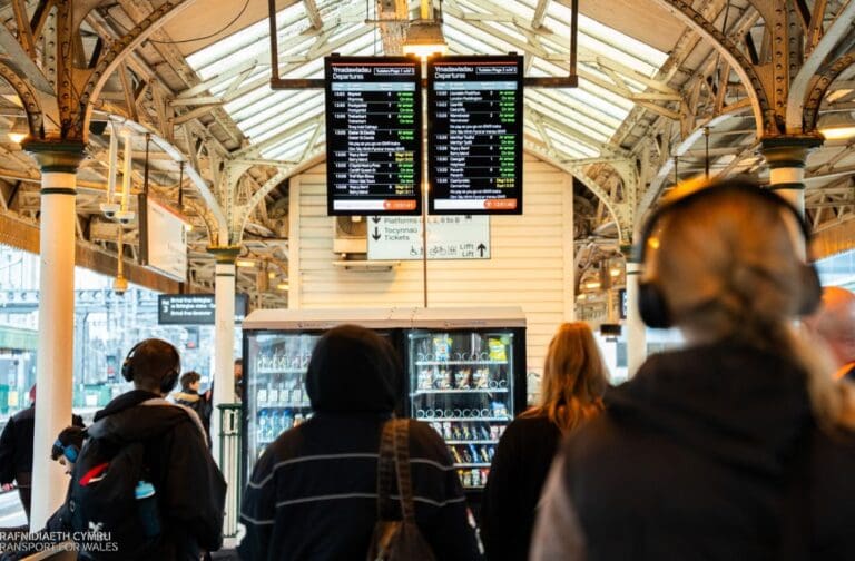 Mwy o drenau a gwasanaethau diweddarach wrth i newidiadau at amserlen Cymru gyrraedd