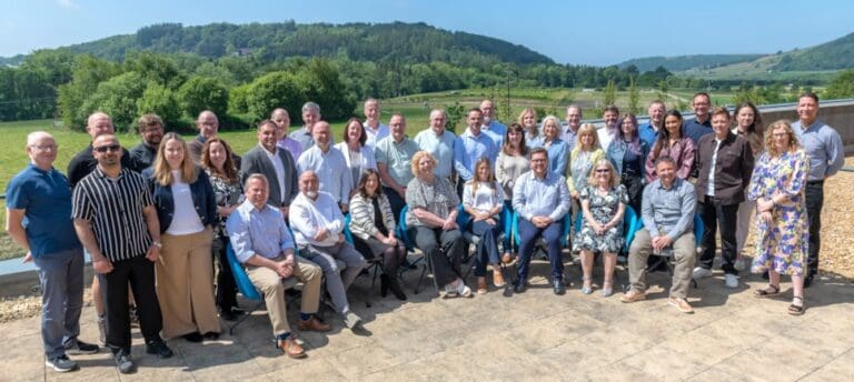 Nifer y busnesau sy’n eiddo i weithwyr yng Nghymru yn cyrraedd 100