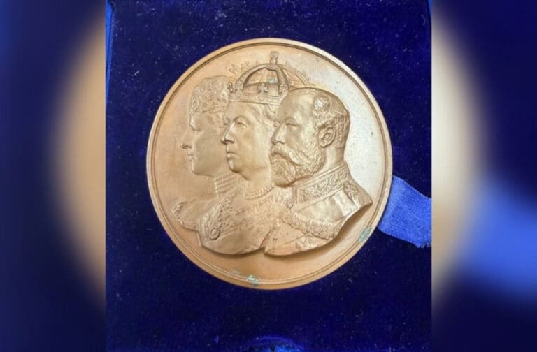 Rare Tower Bridge medal discovered at Monmouthshire roadshow The 1894 Tower Bridge opening medal showing Queen Victoria and the Prince and Princess of Wales
