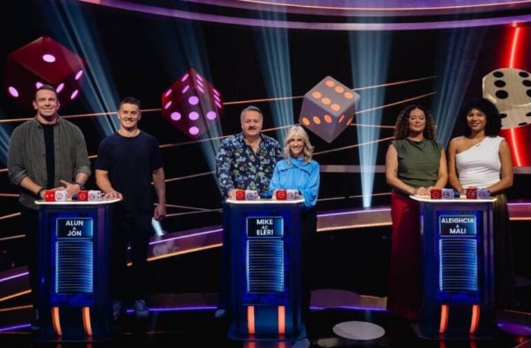 Alun Wyn Jones, Jonathan Davies, Mike Bubbins, Eleri Sion, Aleighcia Scott and Mali Ann Rees on the Y Deis set